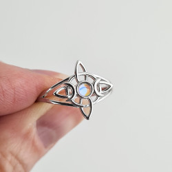 Anillo nudo de bruja con piedra