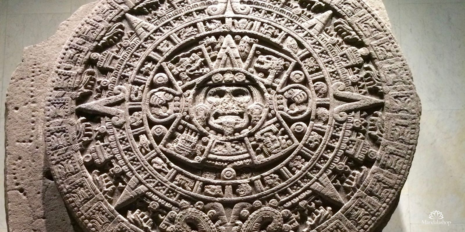 Calendario azteco scolpito nella pietra, che rappresenta la concezione ciclica del tempo nelle civiltà antiche.
