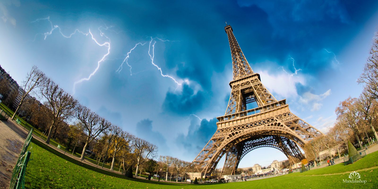 La Torre Eiffel sotto un cielo tempestoso solcato da fulmini, simbolo delle tensioni e delle crisi della nostra società.