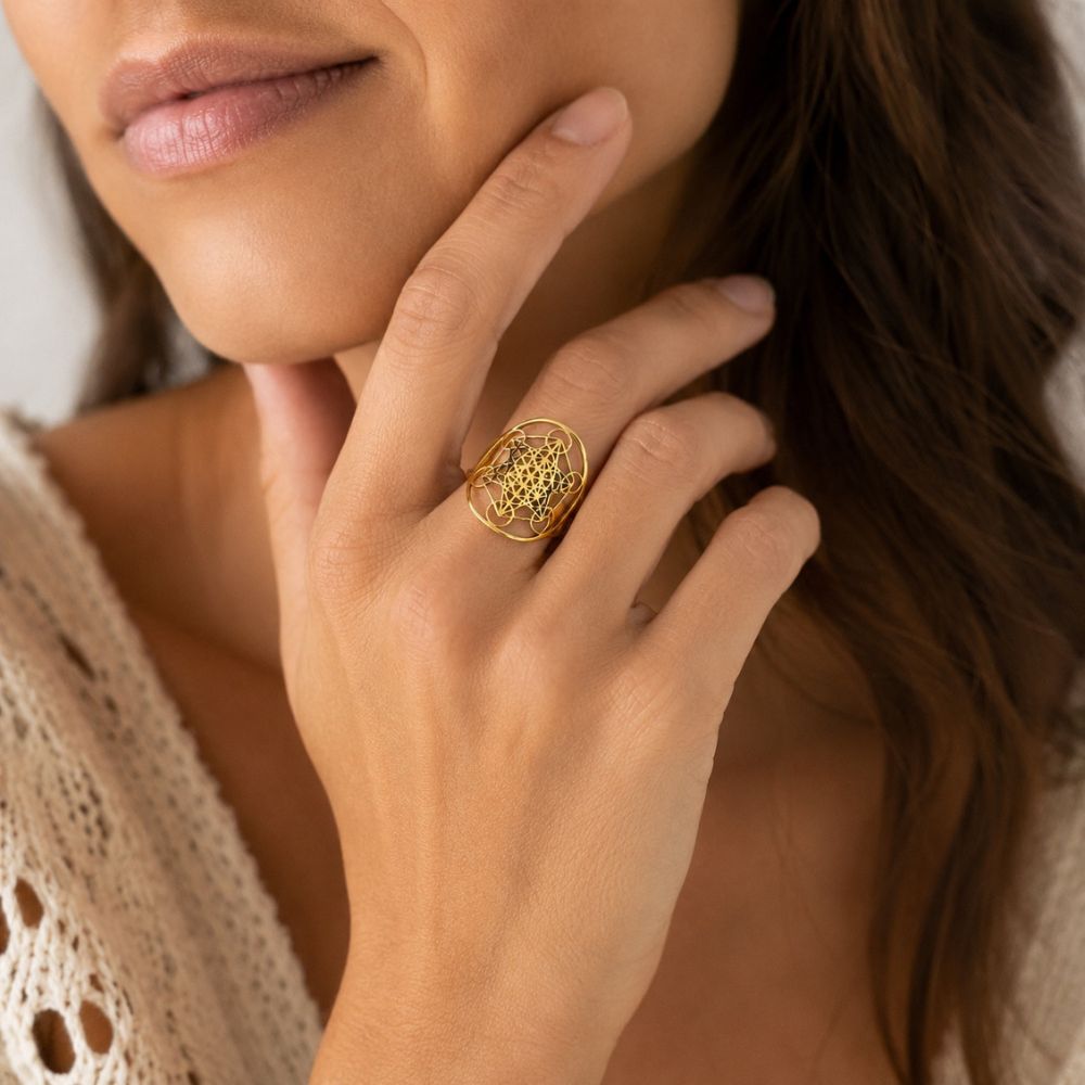 Femme portant une bague Cube de Métatron dorée en acier inoxydable plaqué or