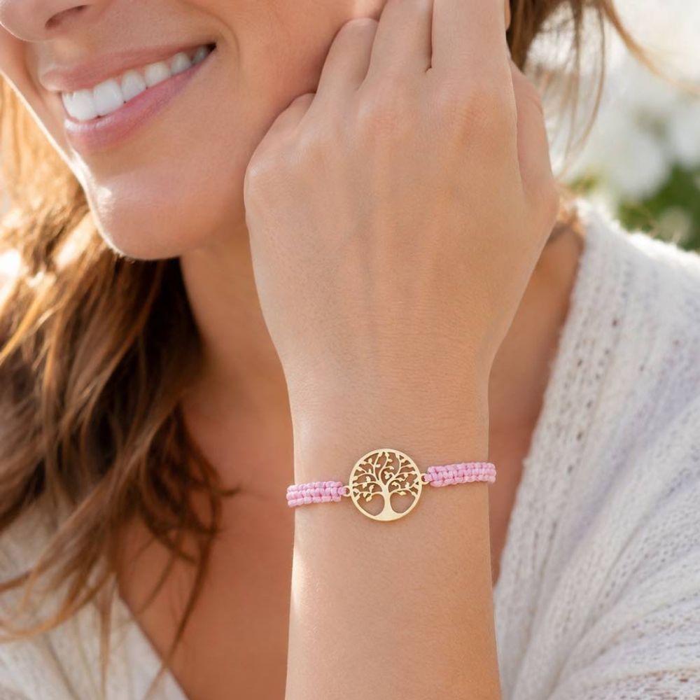 Bracelet Arbre de Vie macramé plaqué orporté au poignet d'une femme