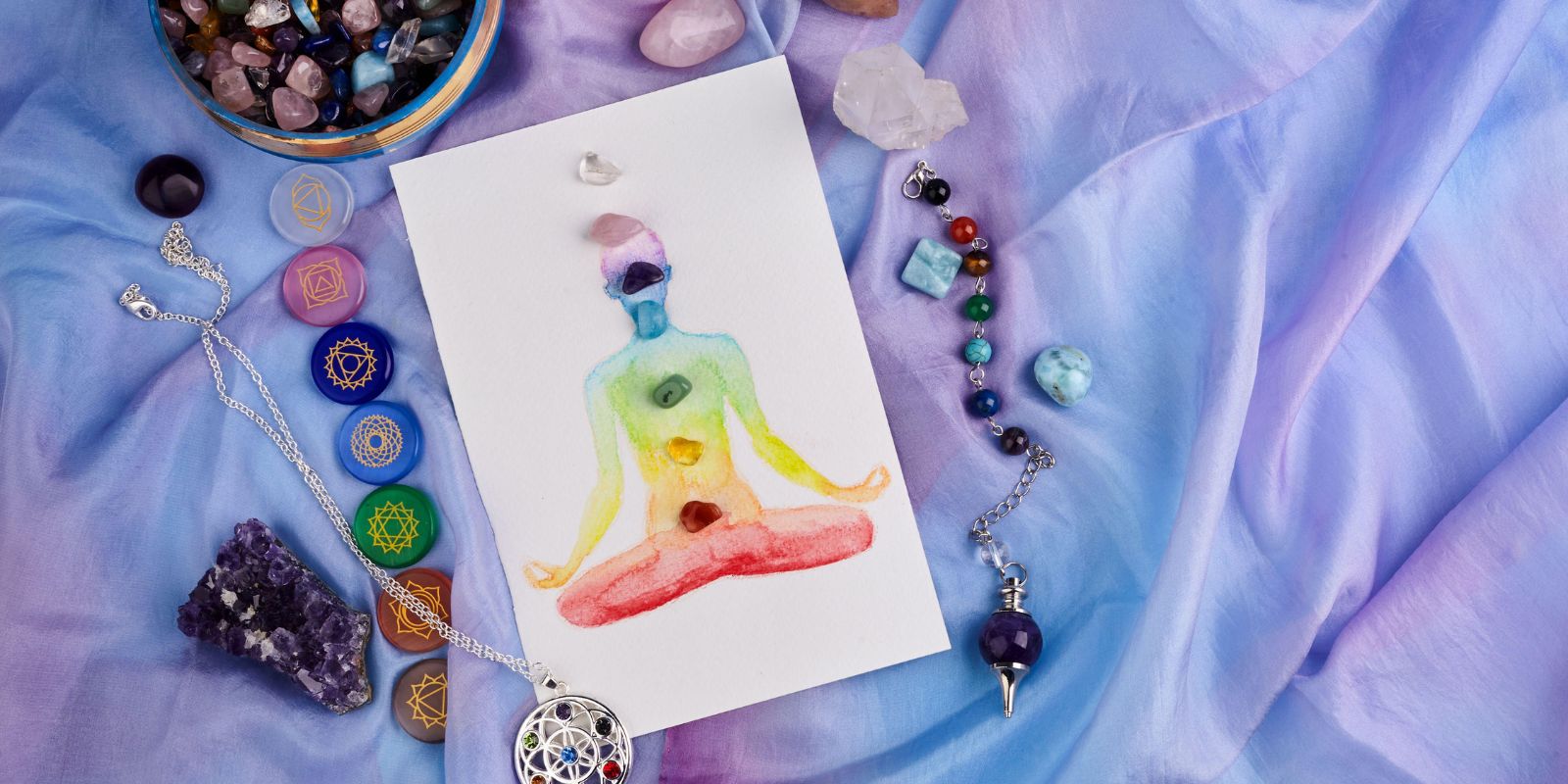 Illustrazione dei 7 chakra con pietre naturali, pendolo e simboli energetici su sfondo viola pastello.