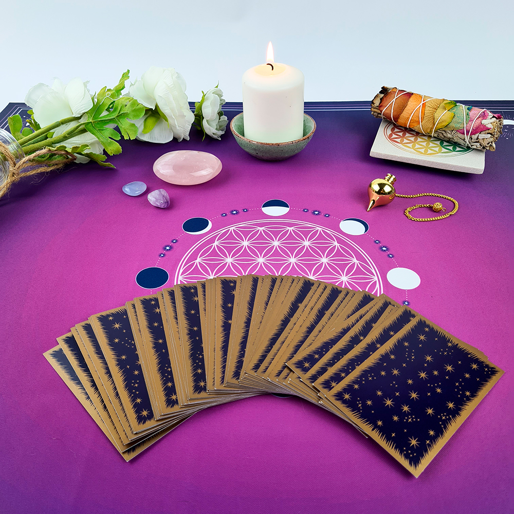 Tapete de tarot violeta con mandala Flor de la Vida y fases lunares