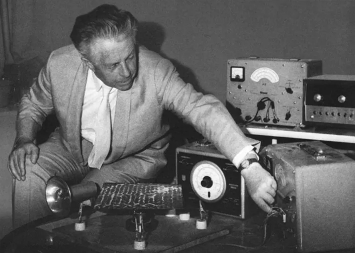 Hans Jenny realiza un experimento de cimática con frecuencias sonoras