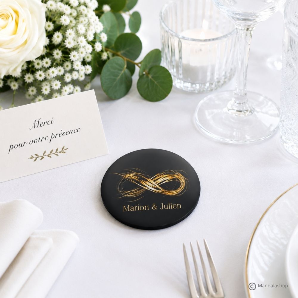 Imán personalizado con los nombres Marion & Julien sobre una mesa de boda, un detalle de boda original para invitados.