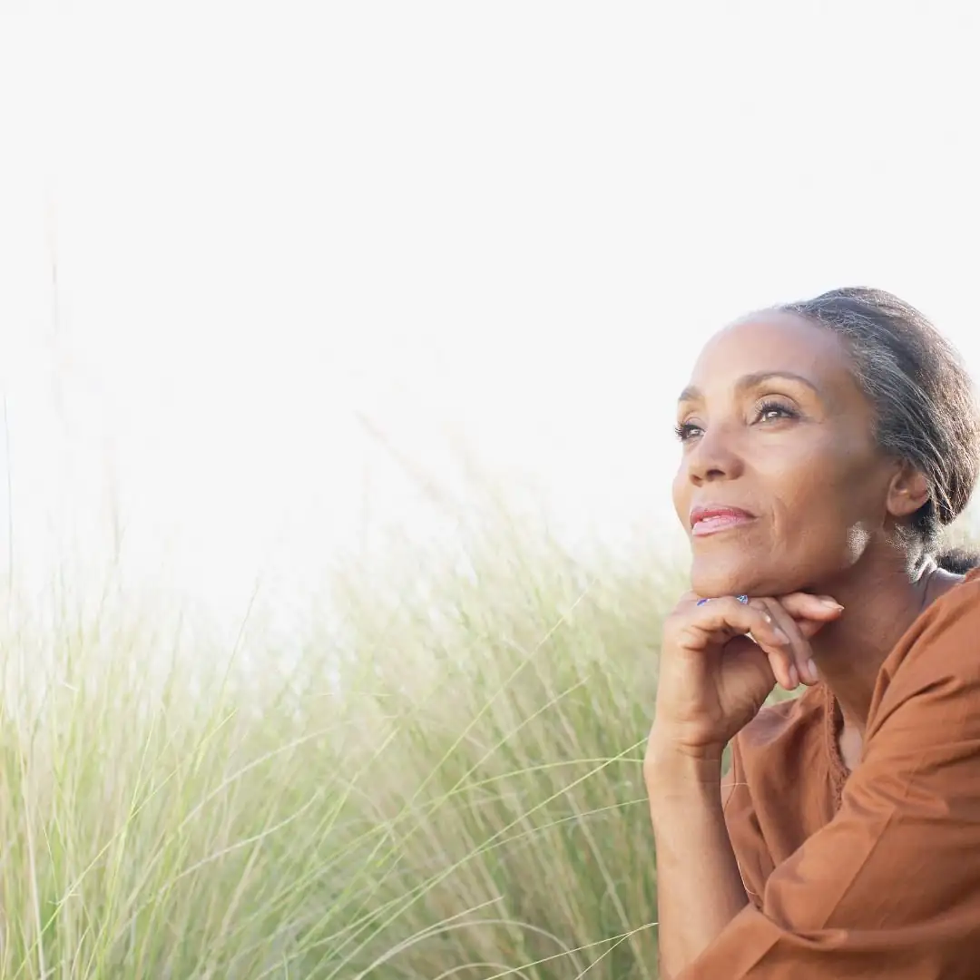 Femme sereine, illustrant la paix intérieure et l’équilibre vibratoire