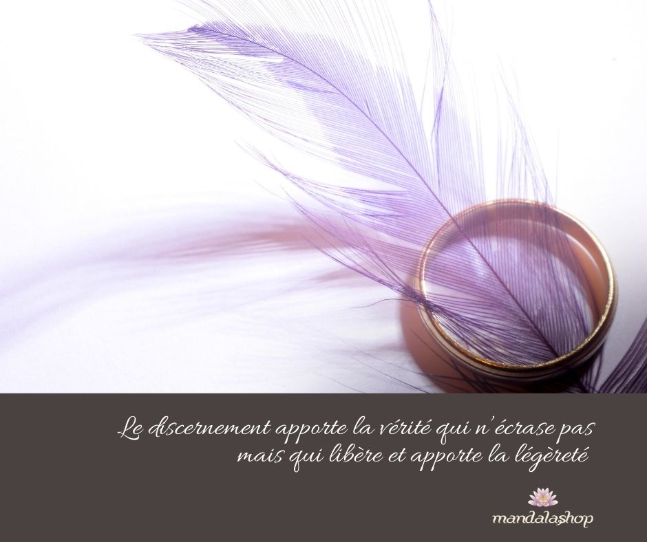 Plume avec une citation sur le discernement, symbolisant la légèreté de la sagesse, l'écoute intérieure et la capacité à faire des choix éclairés