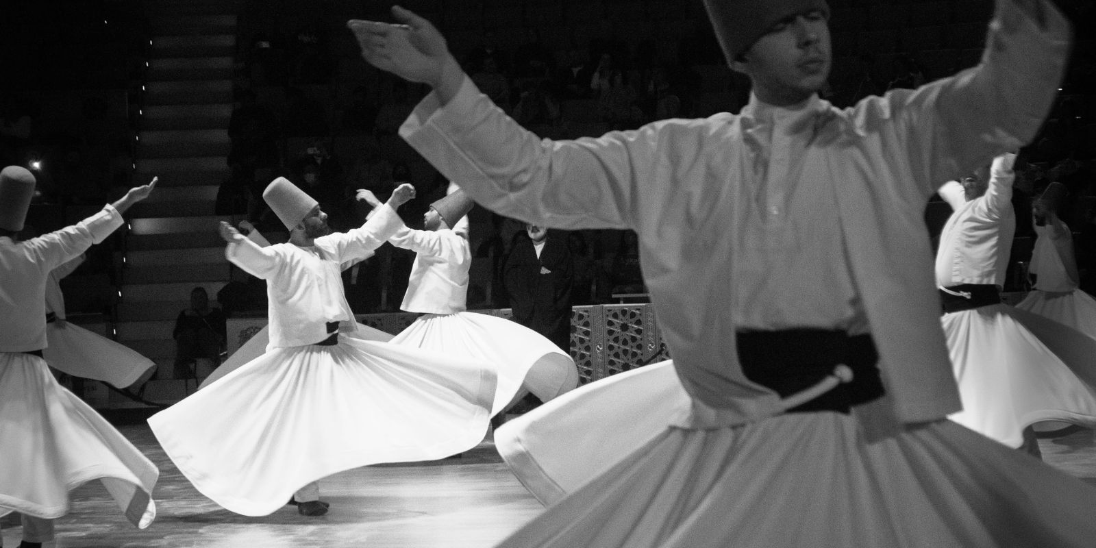 Derviche tourneur dansant, habillée en noir et blanc, symbolisant l'équilibre, l'énergie et l'impact des couleurs
