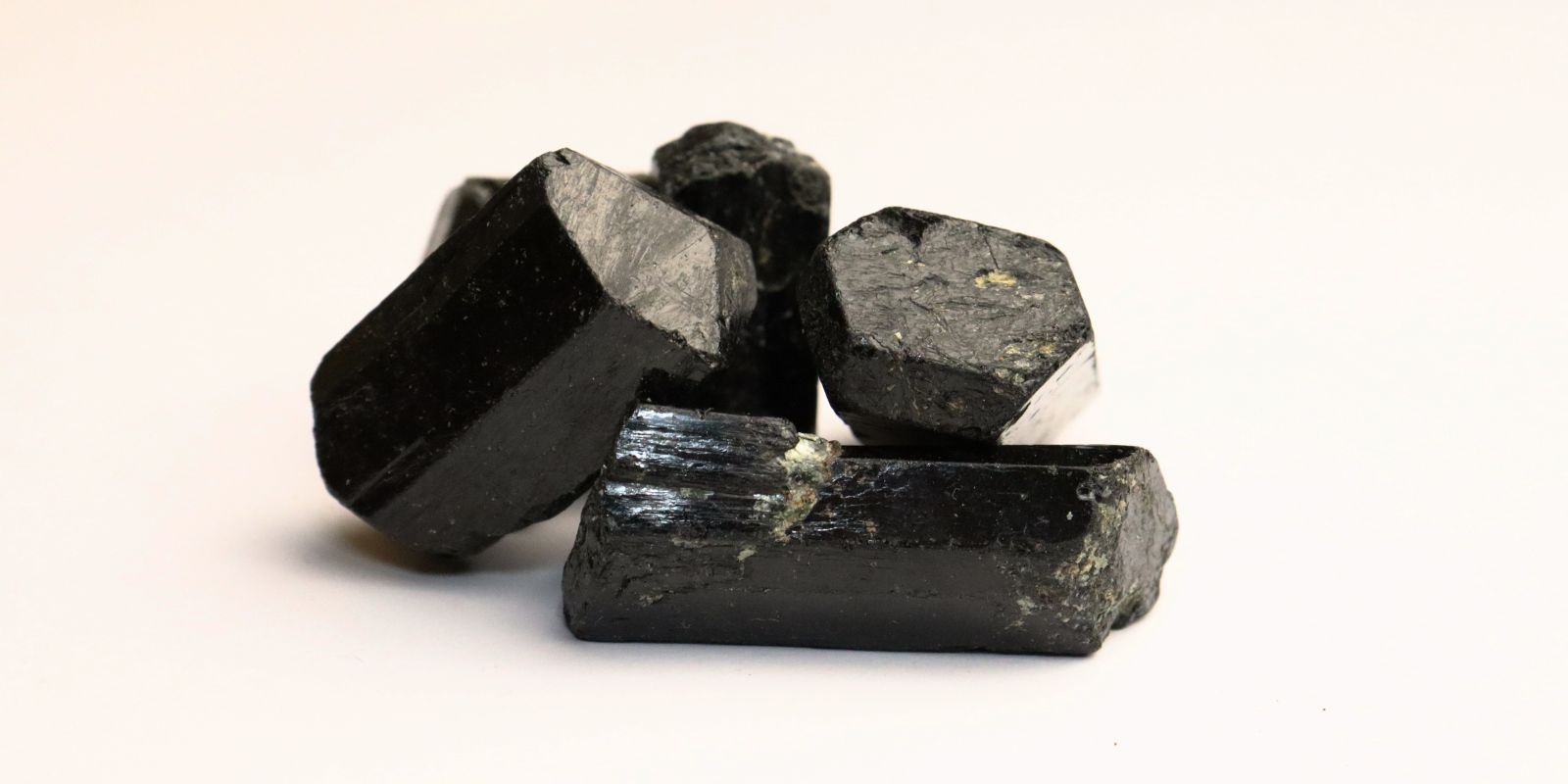 Tourmaline noire, pierre de protection utilisée pour absorber les énergies négatives et favoriser l'ancrage spirituel