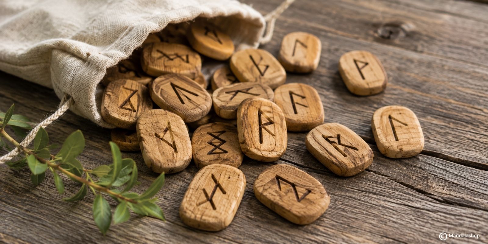 Rune vichinghe incise su pezzi di legno sparsi su un tavolo